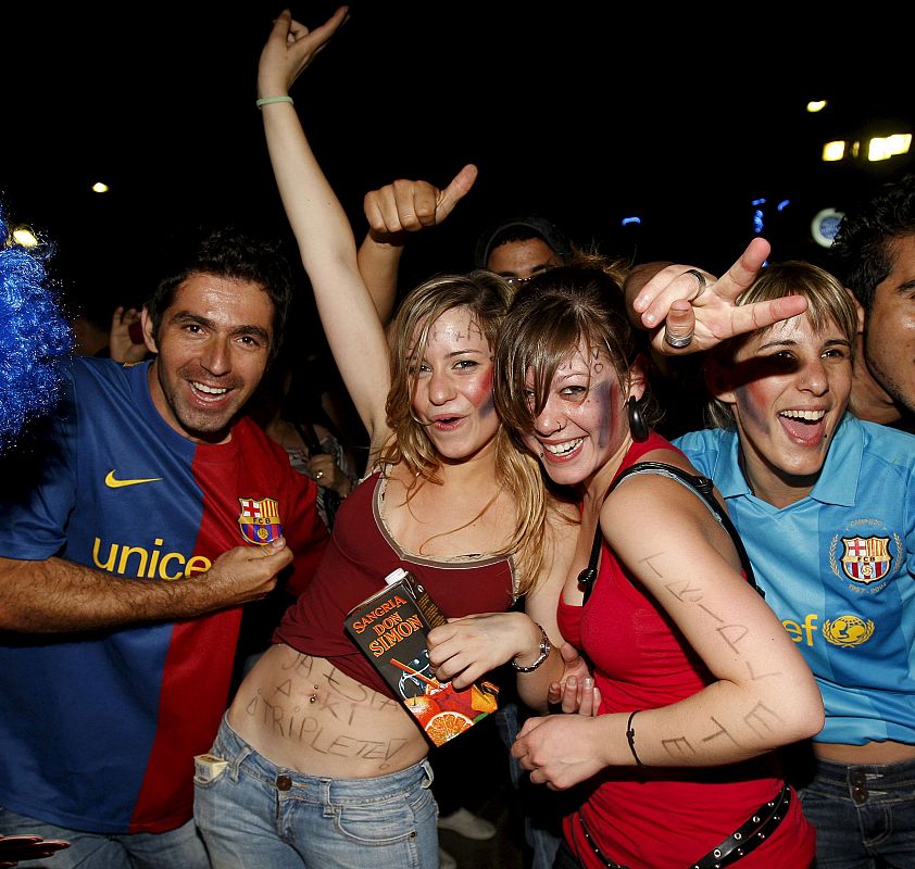Los seguidores del FC Barcelona celebran, esta noche en Canaletas, la consecución de la Copa de Europa.