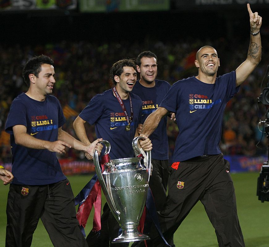 Xavi Hernandez, Victor Sanchez, Albert Jorquera y Victor Valdés paseando la 'orejuda' por el 'Camp Nou'.