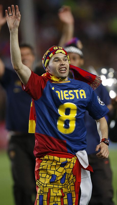 Iniesta con su particular indumentaria con la que ha celebrado el triunfo.