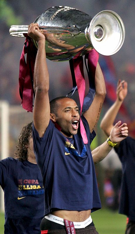 Thierry Henry levanta el trofeo de la Liga de Campeones.