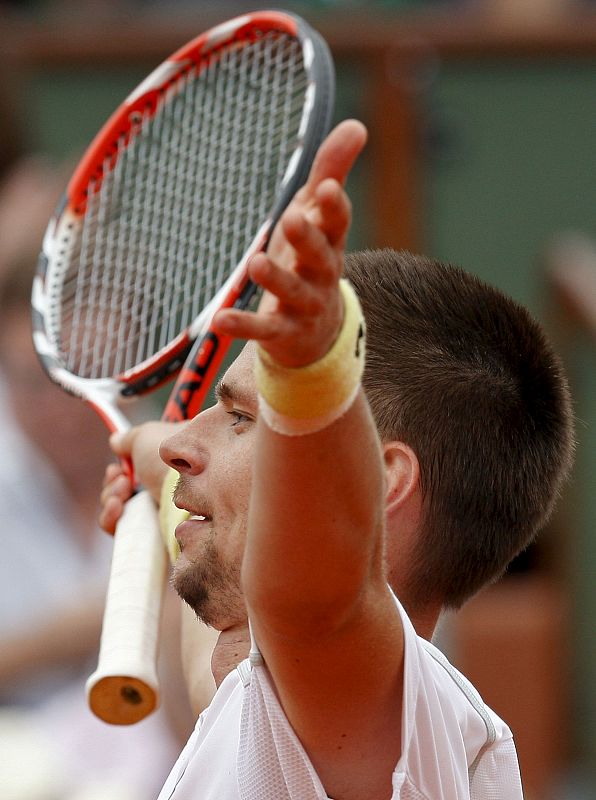 El tenista sueco Robin Soderling levanta los brazos tras ganar por 6-2, 6-7 (2), 6-4 y 7-6 (2) al español Rafael Nadal.