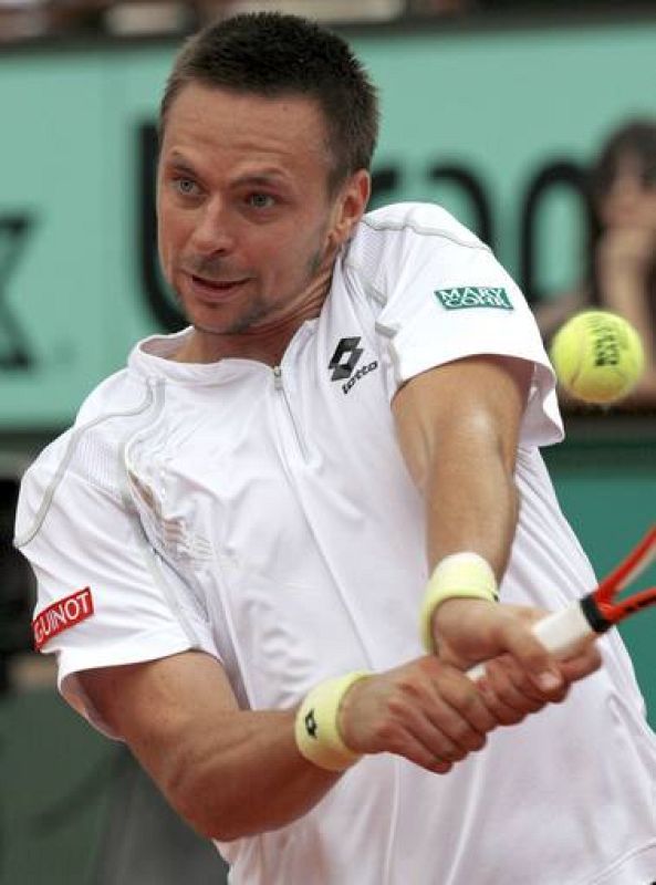 Soderling golpea una bola durante su partido frente al español Rafael Nadal.