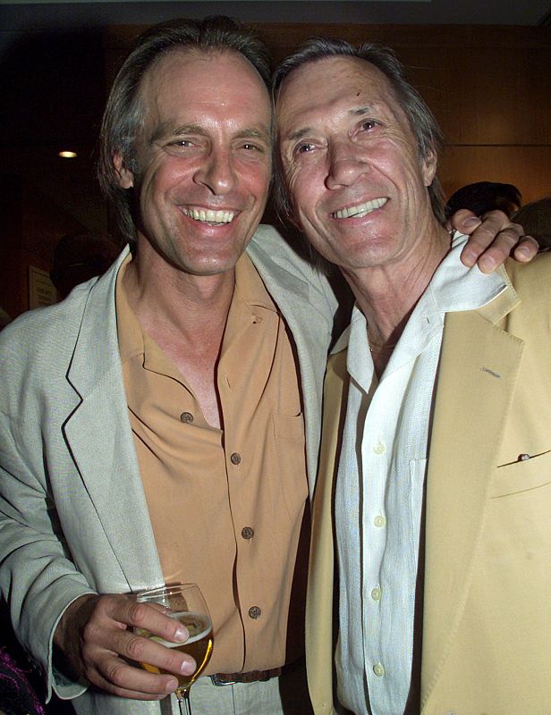 Carradine posa con su hermano Keith, también actor, que interpretó al Kung Fu joven en la famosa serie.