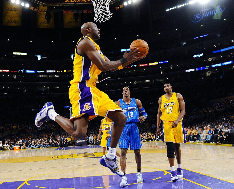 El jugador de los Ángeles Lakers, Odom, salta para encestar, durante el primer partido de la final de la NBA.