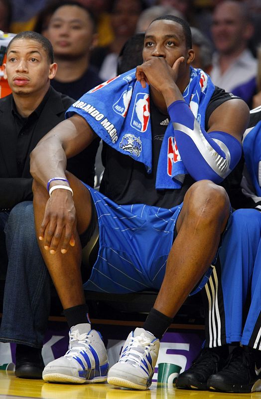 Dwight Howard, jugador estrella de los Orlando Magic, mira desde el banquillo la derrota de su equipo en el primer partido de la final de la NBA.