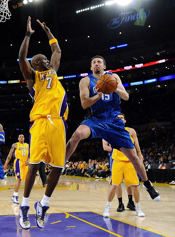 El jugador de los Orlando Magic, Hedo Turkoglu salta para anotar frente a Odom, de los Lakers, en el primer partido de la final de la NBA.