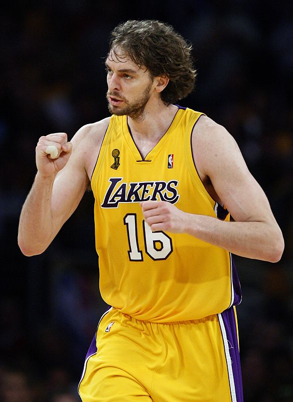 Los Angeles Lakers Pau Gasol celebra una canasta en la final de la NBA frente a los Orlando Magic.