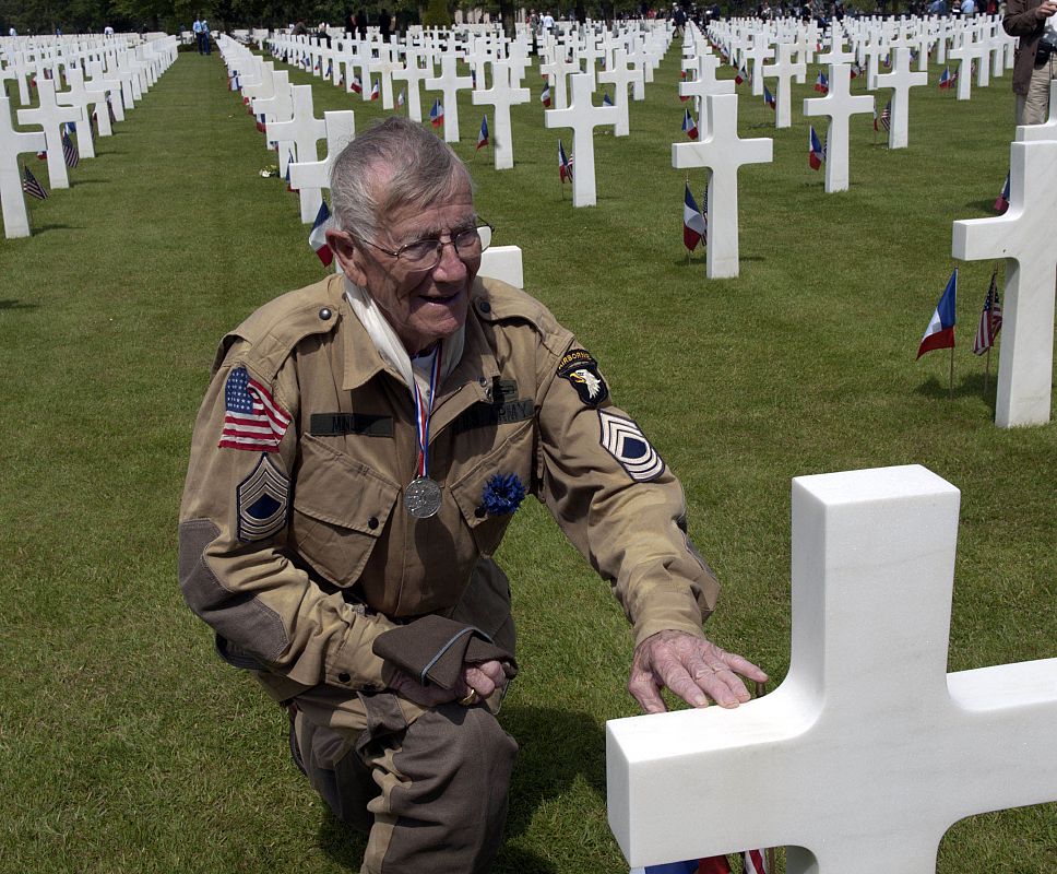 El veterano de guerra Ralph K. Manley, en el cementerio Colleville-sur-Mer.