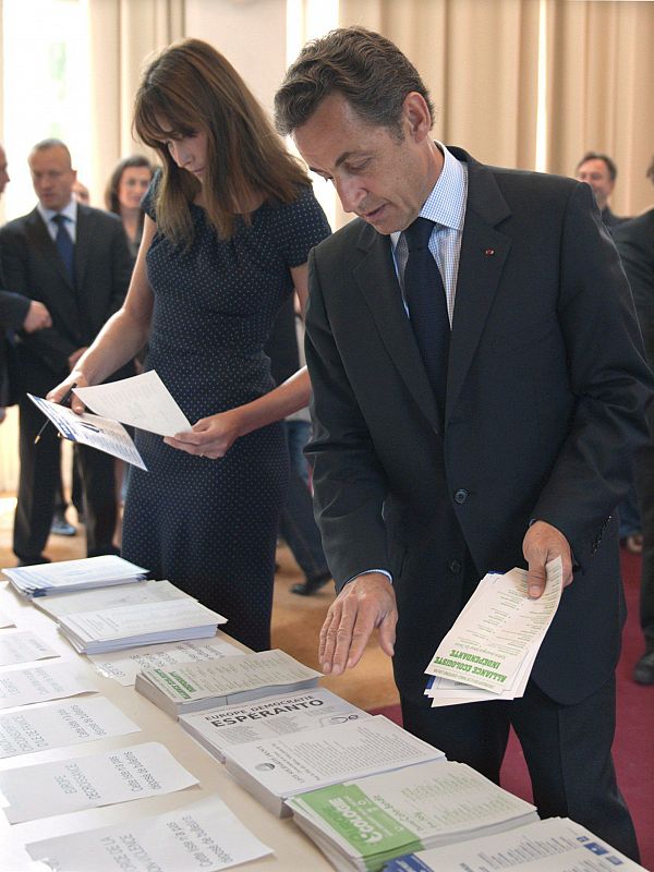 El presidente francés, Nicolas Sarkozy, y su esposa, Carla Bruni