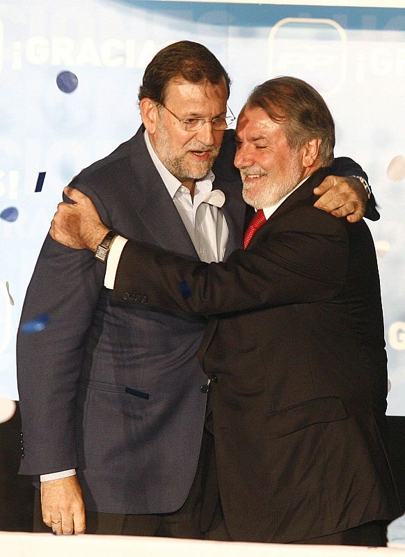 Mayor Oreja abraza a Rajoy