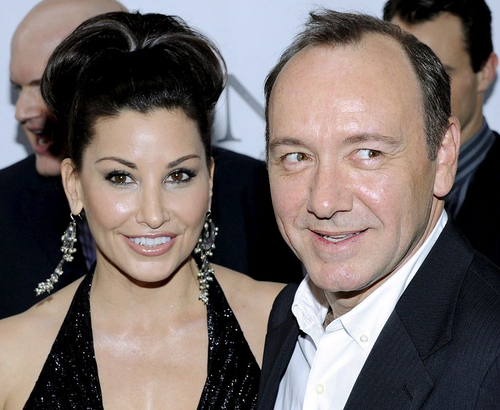 Gina Gershon y Kevin Spacey