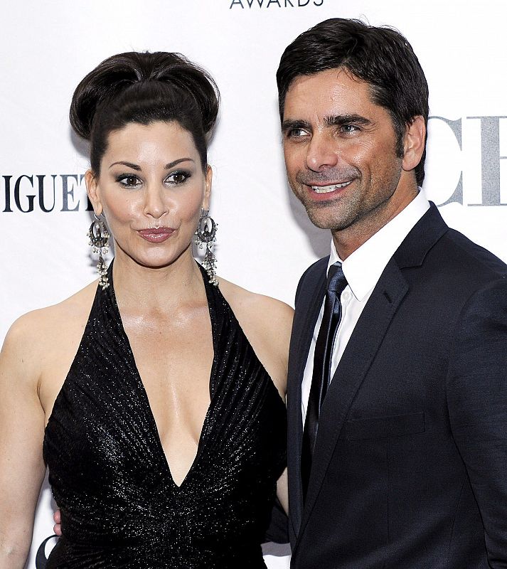 Gina Gershon y John Stamos