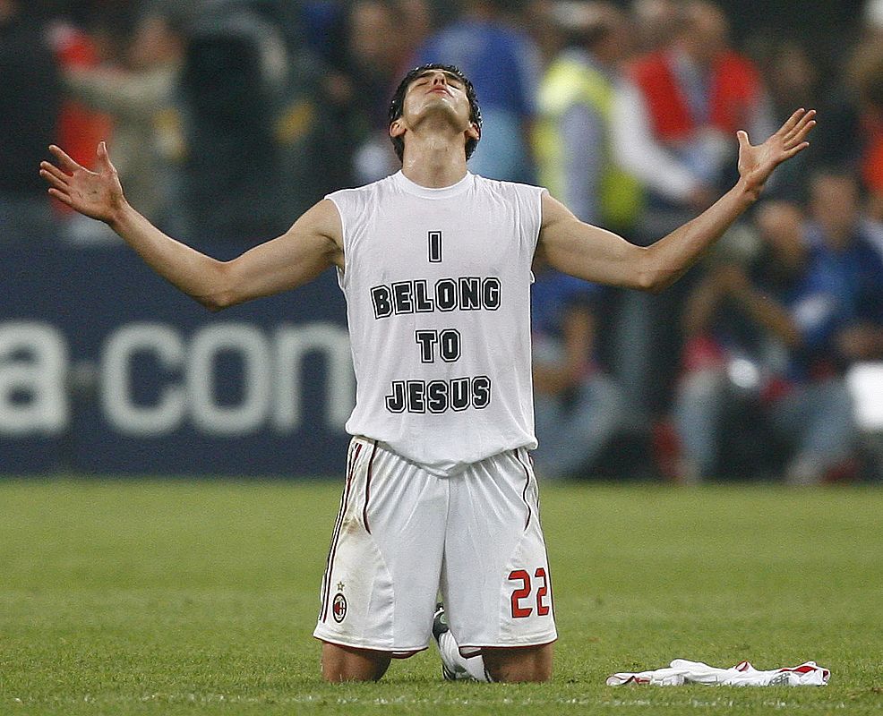 Kaká nunca ha ocultado sus creencias religiosas, sobre todo cuando celebra títulos como la final de la Liga de Campeones 2007; es miembro de la iglesia evangélica.