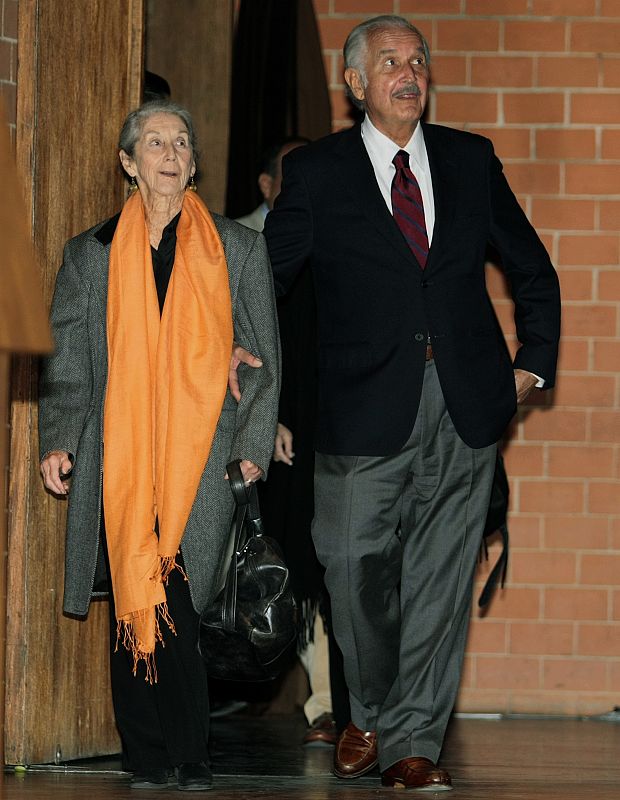 El escritor mexicano Carlos Fuentes camina junto a la ganadora del premio Nobel de literatura , Nadine Gordimer