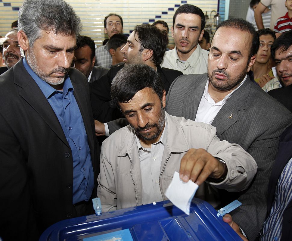 Mahmud Ahmadineyad, actual presidente de Irán y candidato en estas elecciones presidenciales, deposita su voto en Teherán