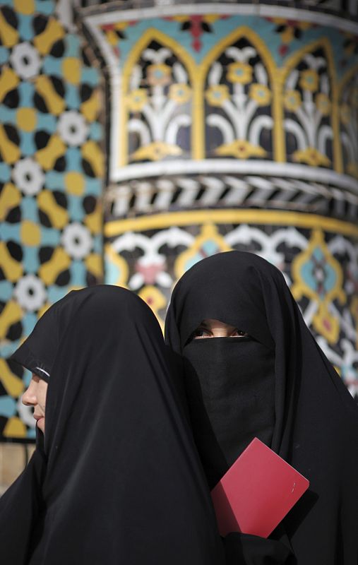 Dos mujeres iraníes esperan su turno para votar en Qom.