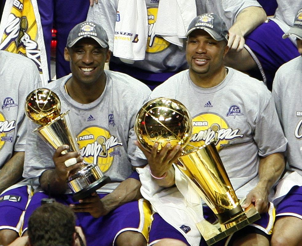 Kobe Bryant  sostiene la copa junto a Derek Fisher.