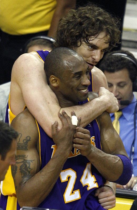 Gasol se abraza a su gran amigo Kobe Bryant. El catalán ha ganado, en la segunda ocasión que ha accedido a una final, el anillo de campeón de la NBA.