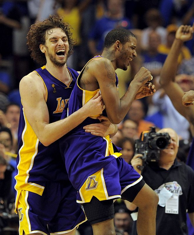 Pau se abraza a Trevor Ariza al vencer en el quinto partido de la serie a los Orlando Magic.