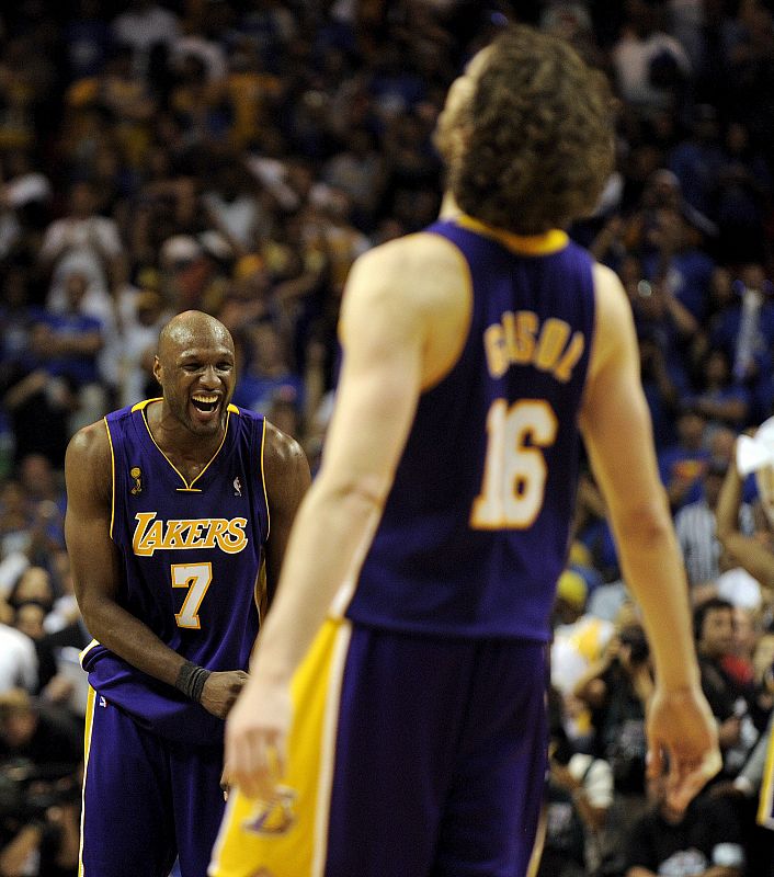 Gasol y su compañero Lamar Odom no podían contener la alegría tras proclamarse ganadores de la NBA 2009.