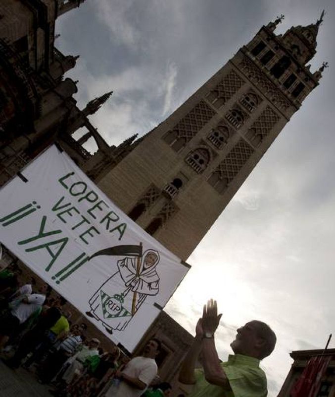 LA HINCHADA VERDIBLANCA 'TOMA' LAS CALLES DE SEVILLA