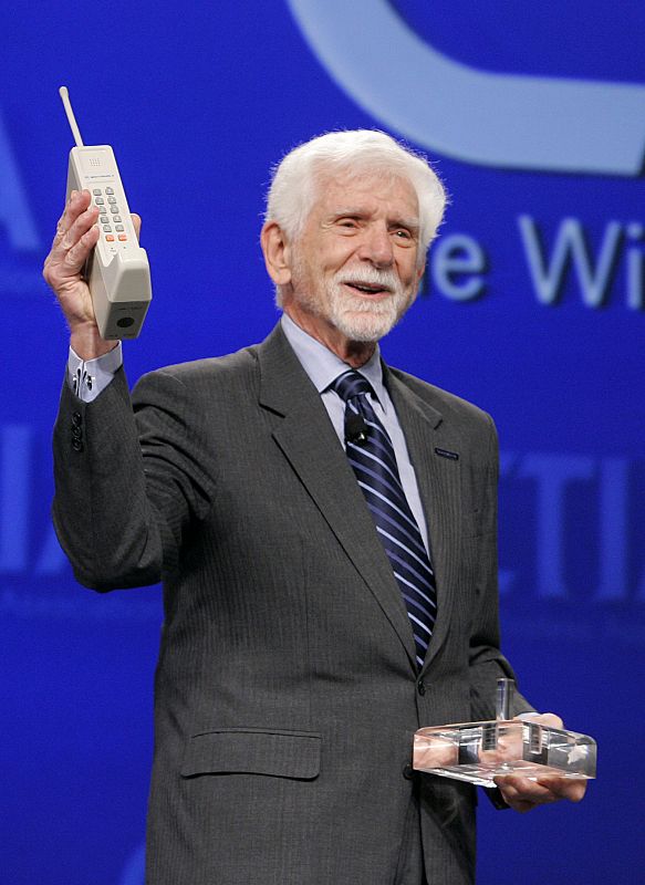 Martin Cooper sujeta una réplica del primer teléfono móvil