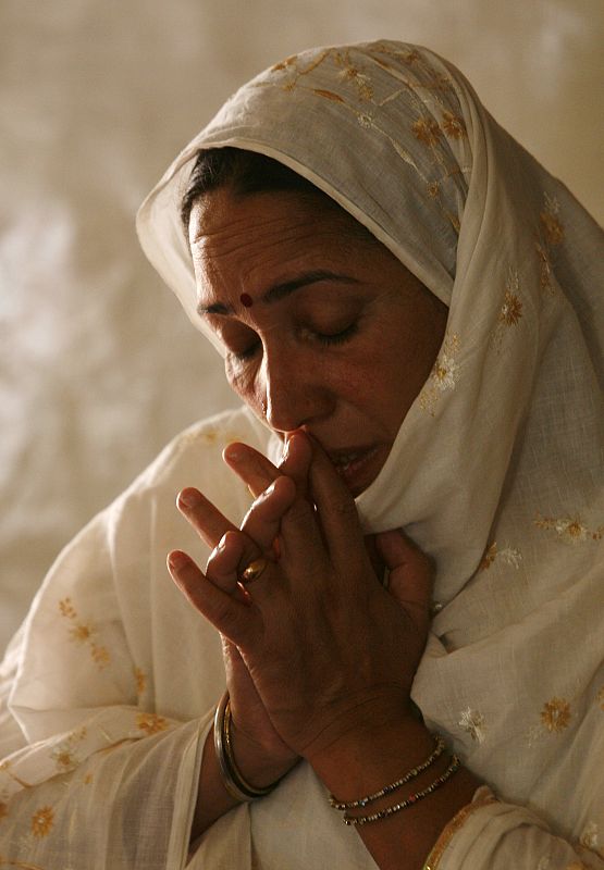 Una india sij reza en Dera Gurdawara Saheb