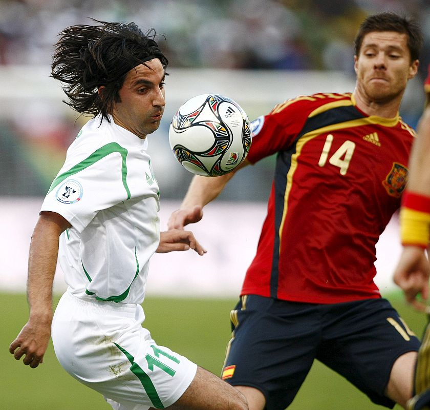 Xabi Alonso lucha por el balón con el iraquí Hawar Tahir.