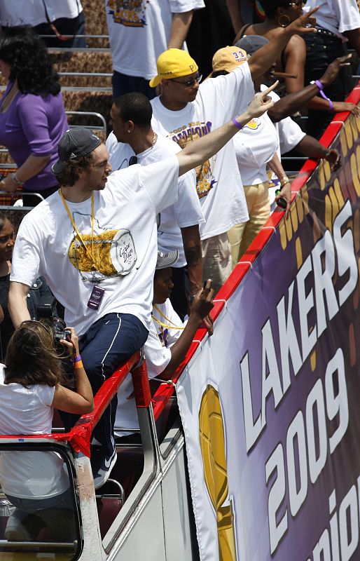 Pau Gasol celebra el anillo de la NBA