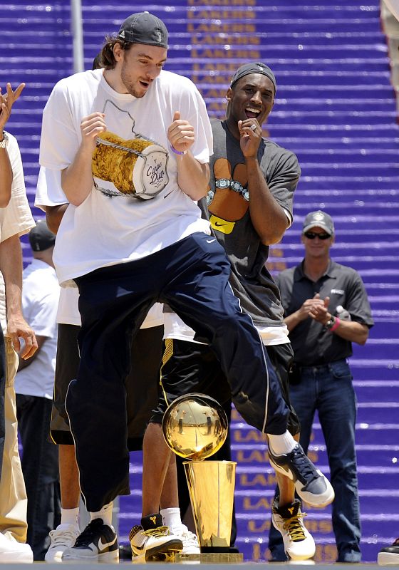 Pau Gasol  y Kobe Bryant celebran el anillo de la NBA