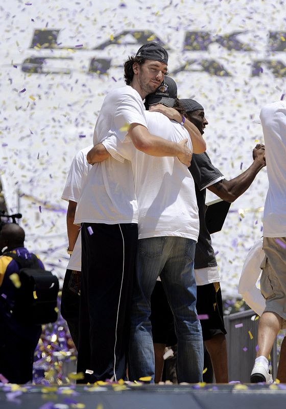 Pau Gasol celebra el anillo de la NBA
