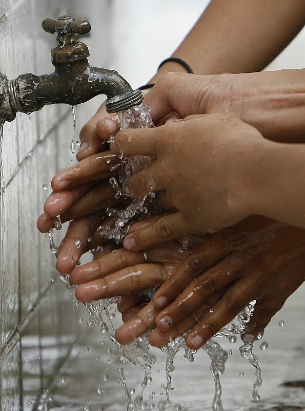 Los estudiantes se lavan las manos como una precaución contra la influenza A