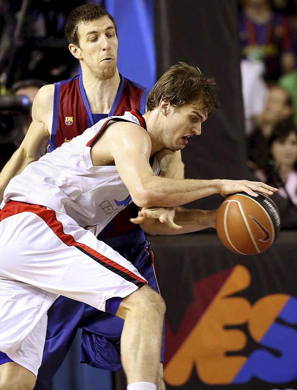 Splitter ha sido superado en la lucha bajo los aros por los pívots del Barça, como Fran Vázquez.