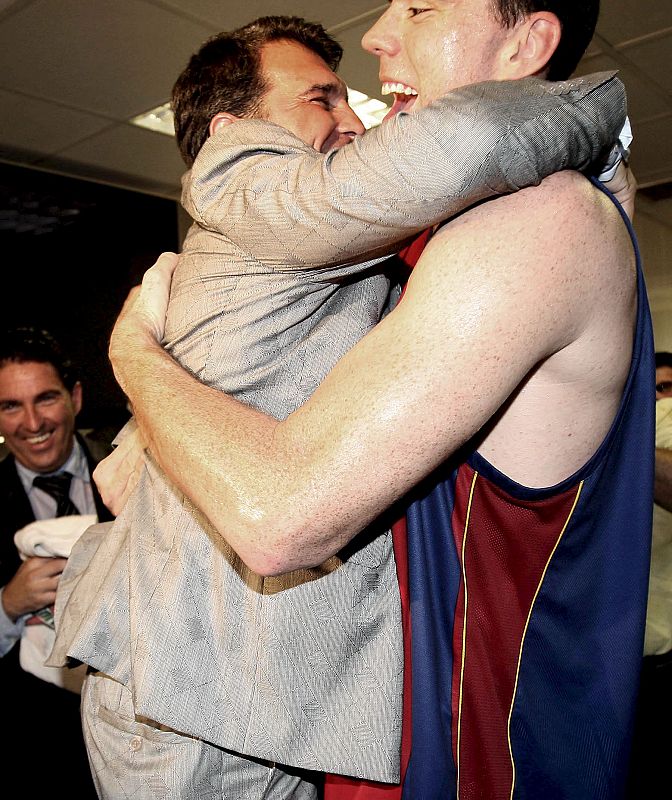 Daniel Santiago celebra el título con el presidente del Barça, Joan Laporta.