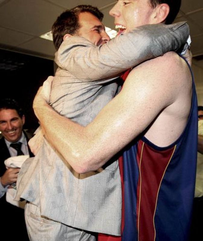Daniel Santiago celebra el título con el presidente del Barça, Joan Laporta.