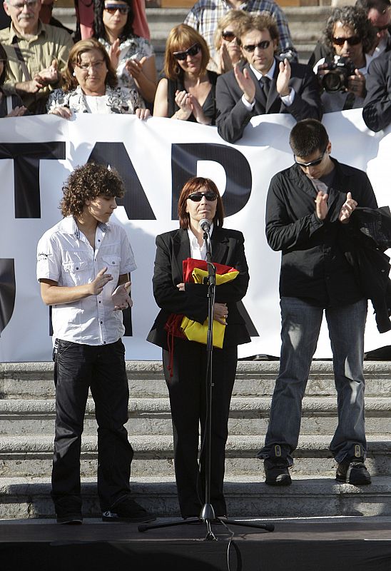 "POR LA LIBERTAD.ETA NO.ASKATASUNA" LEMA DE LA MANIFESTACIÓN DE REPULSA