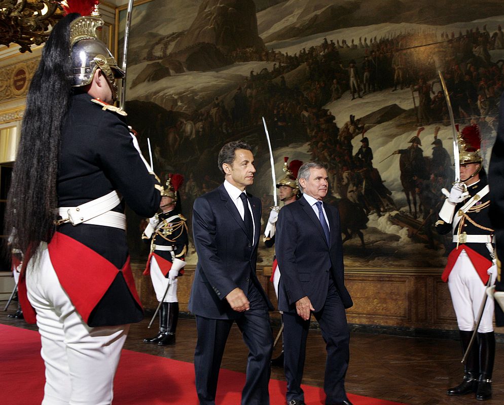 Sarkozy y el presidente de la Asamblea Nacional francesa, Bernard Accoyer, se dirigen a las cámaras del Parlamento