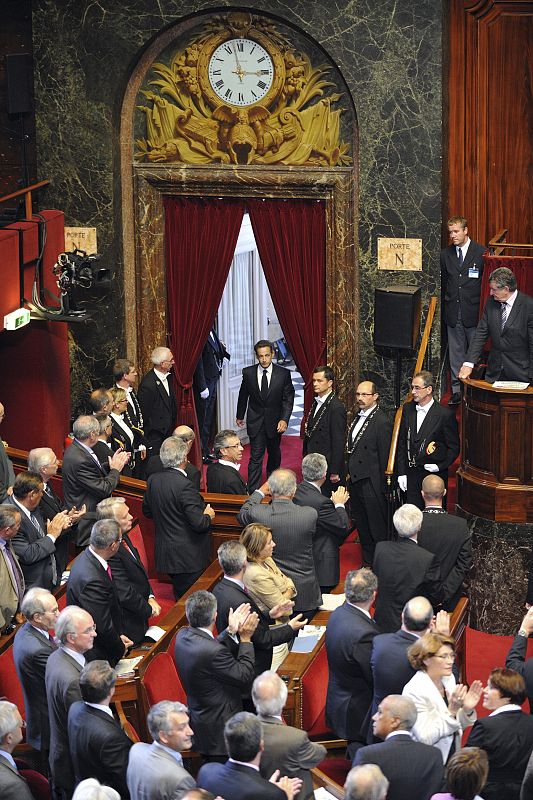 Miembros del Parlamento francés hacen una ovación al presidente Sarkozy a su entrada a la cámara