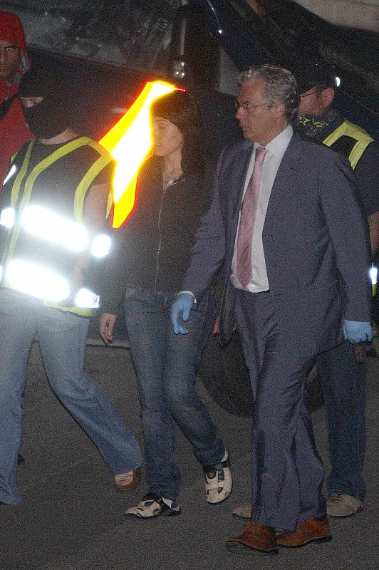 El juez Garzón, junto a una detenida. Los arrestados podrían estar relacionados con atentados contra el proyecto de tren de alta velocidad vasca, conocido como la 'Y vasca'.