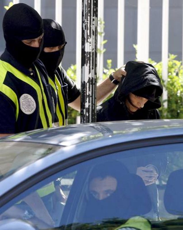 Agentes de la Policía Nacional conducen a Olatz Lasagabaster, uno de los detenidos en la localidad guipuzcoana de Usurbil como presunto miembro de ETA.