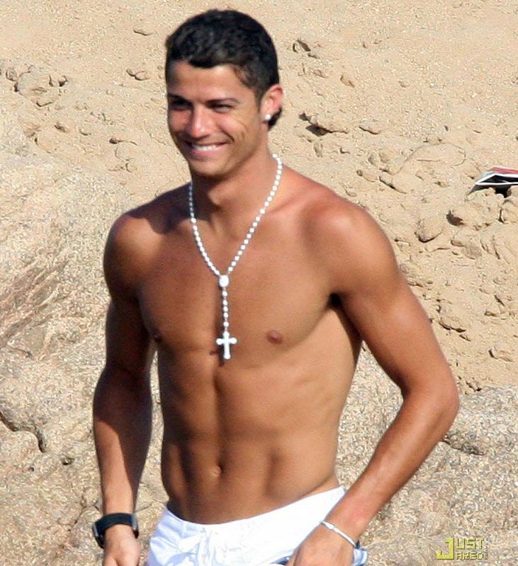 Cristiano Ronaldo en la playa de blanco