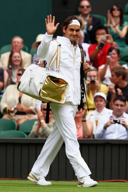 Federer entrado en la Centre Court de Wimbledon luciendo su colección de ropa al completo.