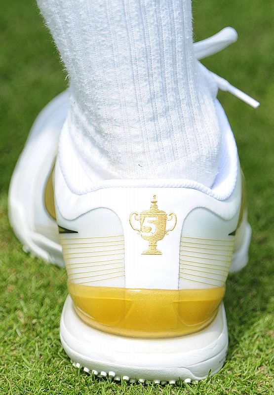 La parte trasera de la zapatilla de Federer con la copa y el número cinco simbolizando sus victorias en Wimbledon.