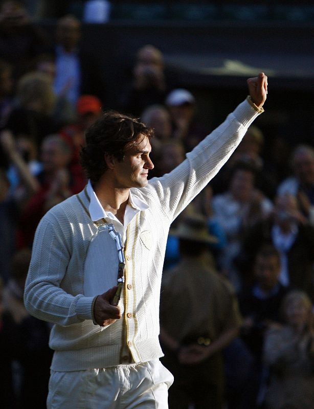 Roger Federer saluda al público de Wimbledon tras perder la final. El buen vestuario del suizo le da un caché especial.