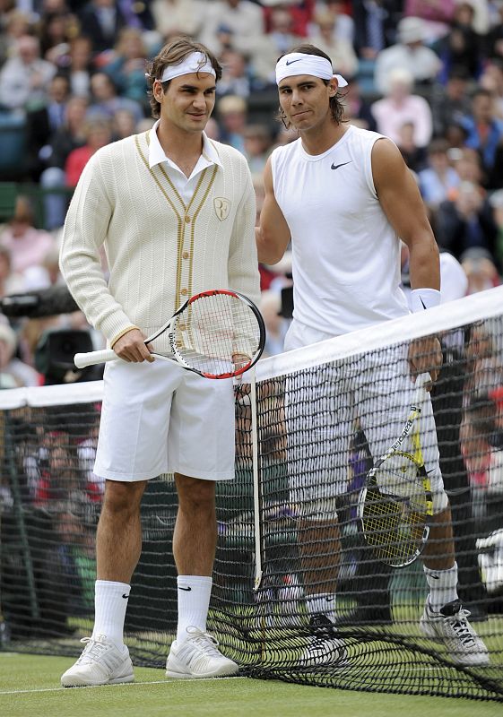 Roger Federer posa junto a Nadal en la final de Wimbledon de 2008. El suizo viste una chaqueta exclusiva de Nike con 5 botones que se relacionan con sus cinco triunfos en Wimbledon.