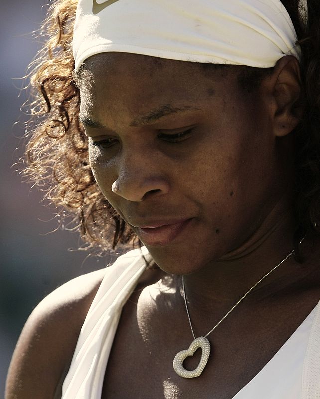 Serena Williams con su corazón de brillantes con el que juega los partidos en Wimbledon.