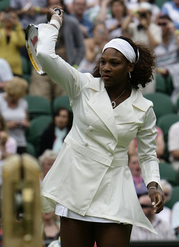 Serena Williams antes de comenzar su primer partido en Wimbledon luciendo trench y minifalda.