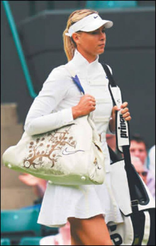 Sharapova hace su primera aparición en Wimbledon con su gran bolso y su chaqueta con corte militar.