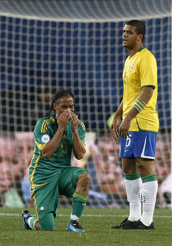 El jugador sudafricano Steven Pienaar se lamenta ante el brasileño Felipe Melo