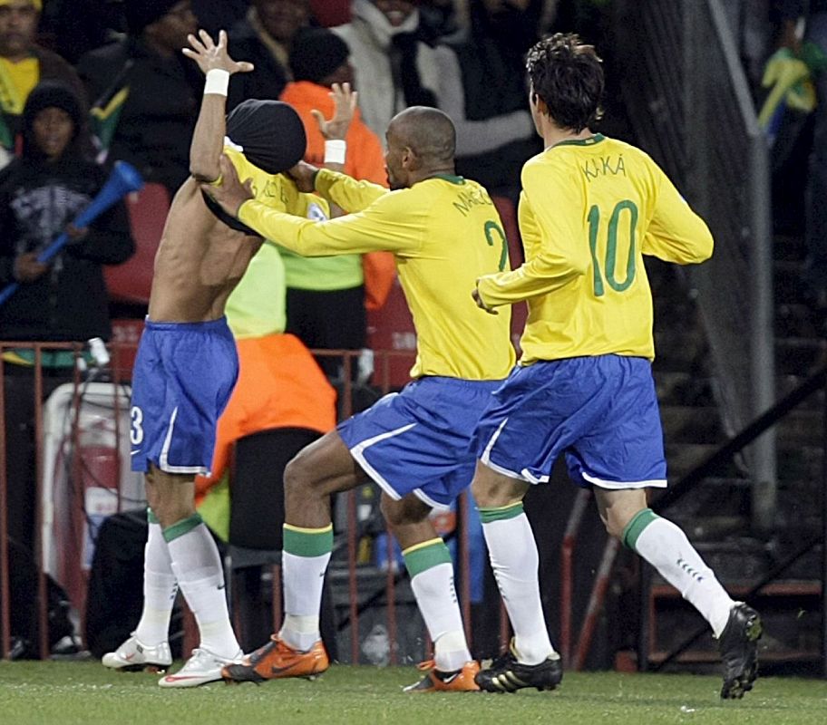 Los brasileños, con Alves en primer término, celebraron por todo lo alto el gol.